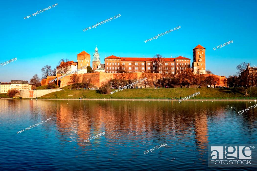Stock Photo: Famous landmark Wawel castle seen from Vistula, Krakow, Poland.