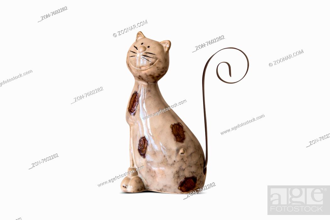 Imagen: Close up front view of brown porcelain cat trinket, isolated on white background.