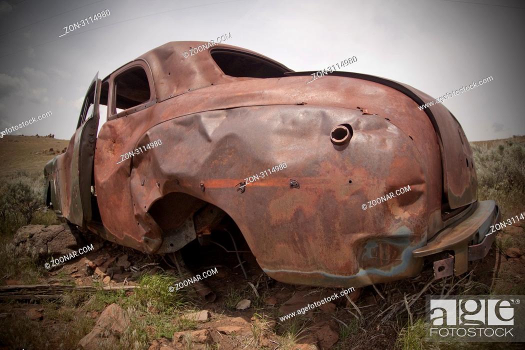 Photo de stock: Old abandoned car with bullet holes. Reno Nevada high desert.