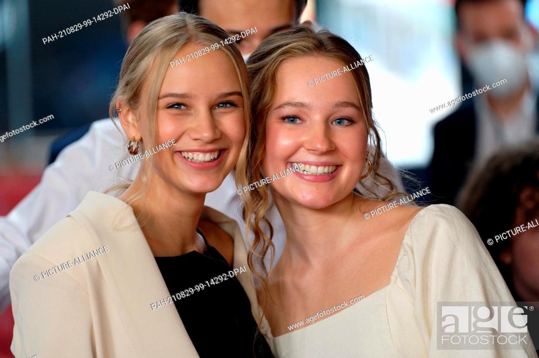 Stock Photo: 29 August 2021, North Rhine-Westphalia, Cologne: Actresses Lina Hüesker (l) and Lorna zu Solms arrive at the premiere of the film ""Help, I shrunk my friends"".