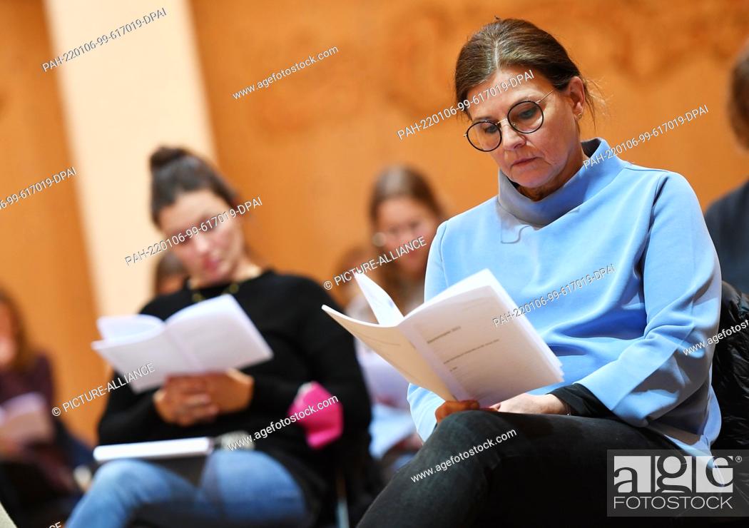 Stock Photo: 06 January 2022, Bavaria, Oberammergau: One of the two Maria performers Andrea Hecht (r) follows the text during the reading rehearsal for the 42nd Passion Play.