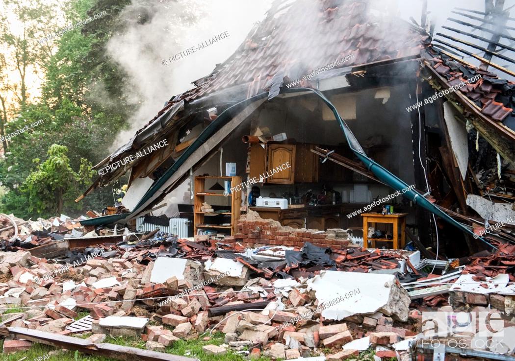 Imagen: 23 May 2019, Schleswig-Holstein, Wohltorf: Bilck on the ruins of a residential building that was destroyed in a fire. The fire department was still looking for.