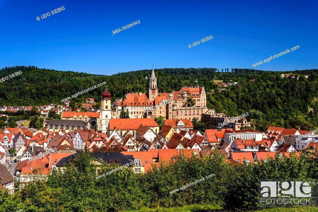 Imagen: Germany, Baden-Wurttemberg, Swabian Alb, Upper Danube Valley, Sigmaringen, Old Town, Parish Church of St. Joseph and Castle Sigmaringen, Hohenzollern Castle.