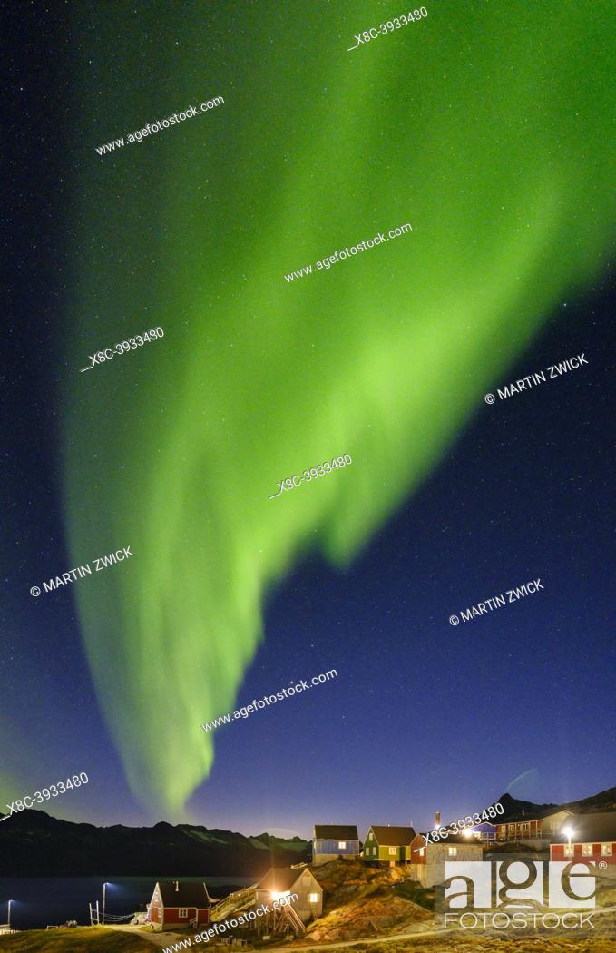 Photo de stock: Northern Lights over settlement Kuummiit (formerly spelled Kummiut). Ammassalik area in East Greenland. North America, Greenland, Danish Territorrry.