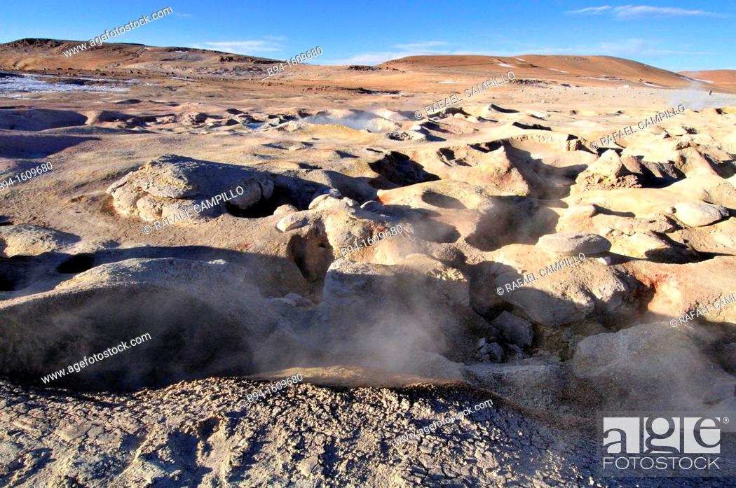 Photo de stock: Sol de Mañana is a geothermal field in Sur Lípez Province in the Potosi Department of south-western Bolivia. It extends over 10 km².