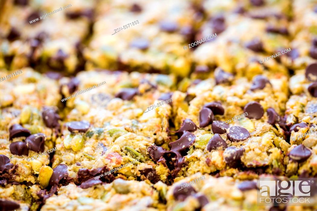 Imagen: Gourmet gluten free but bars with nuts and chocolate chips.