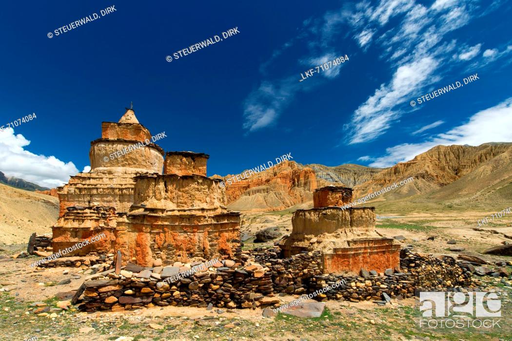 Stock Photo: Stupa near Ghami, Ghemi, tibetian village with a buddhist Gompa at the Kali Gandaki valley, the deepest valley in the world.