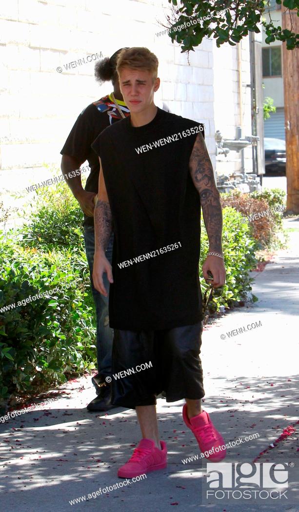 Justin Bieber arrives Sushi Dan in City in his Ferrari 458 Italia, Stock Photo, Picture And Rights Managed Image. Pic. WEN-WENN21635261 | agefotostock