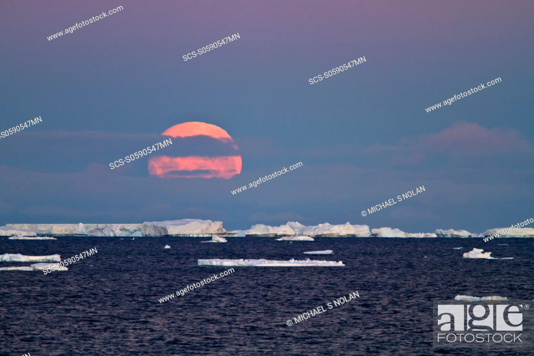 Stock Photo: Full moon plus 1 day rising over icebergs in the Weddell Sea, Antarctica MORE INFO This moonrise occurred on January 1, 2010.