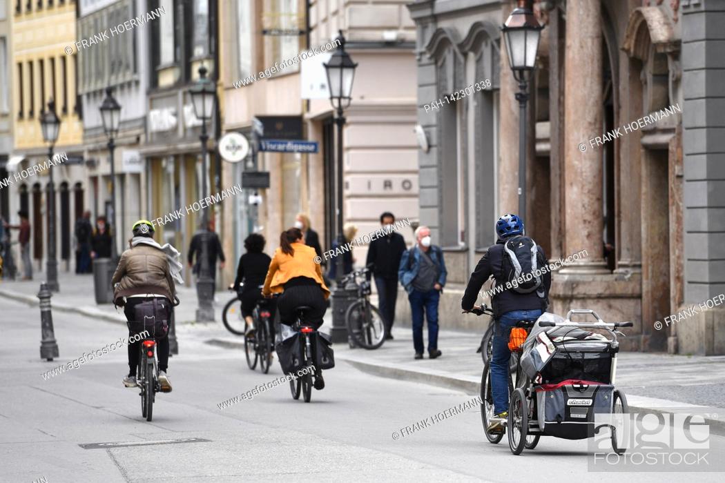 Stock Photo: Topic picture: Cyclists and pedestrians on the streets in the city center in Muenchen.Altstadt, Fahrradanhaenger, | usage worldwide.