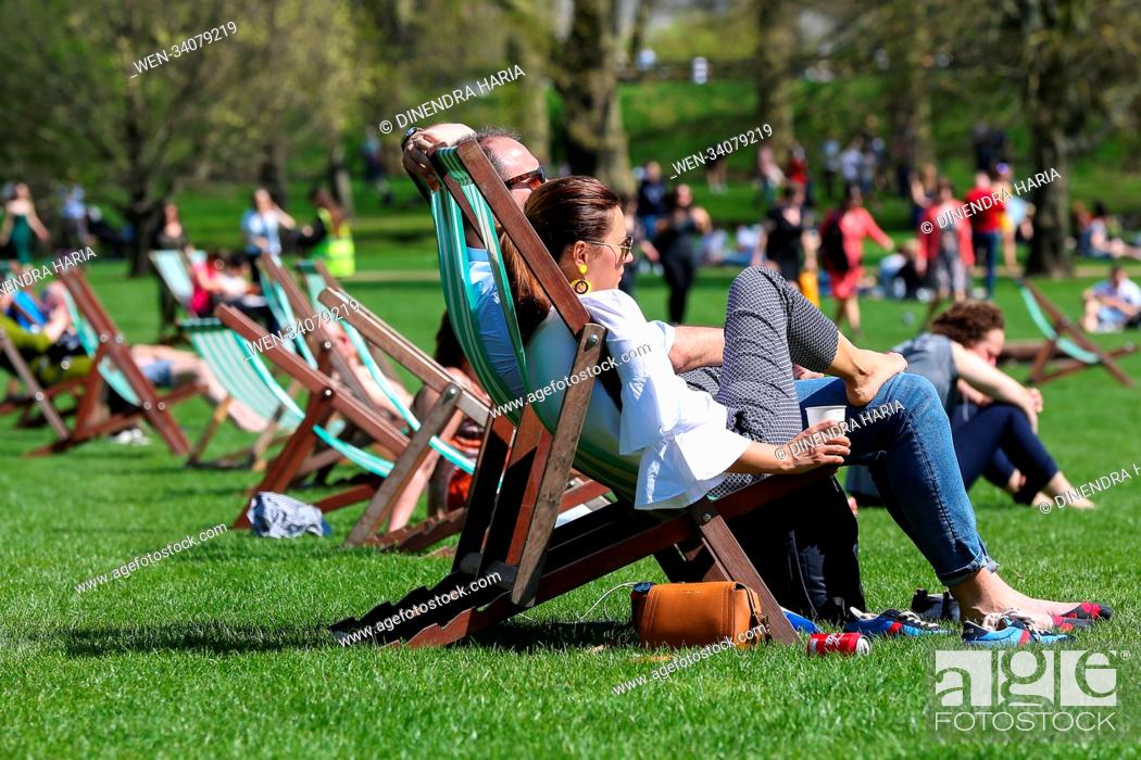 Stock Photo: Tourist and Londoners enjoy second day of hot weather in St.James's Park as the temperatures in the capital likely to reach 28 degree celsius.