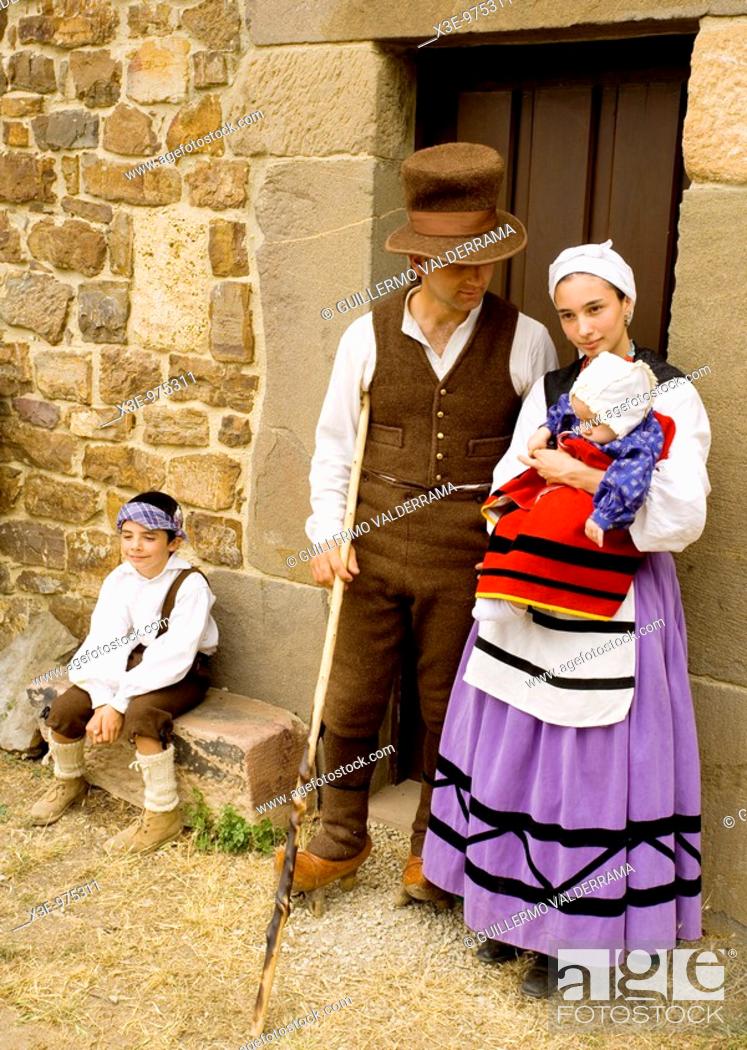 Pareja y niños ataviados con el traje Foto Stock, Imagen Derechos Protegidos Pic. X3E-975311 | agefotostock