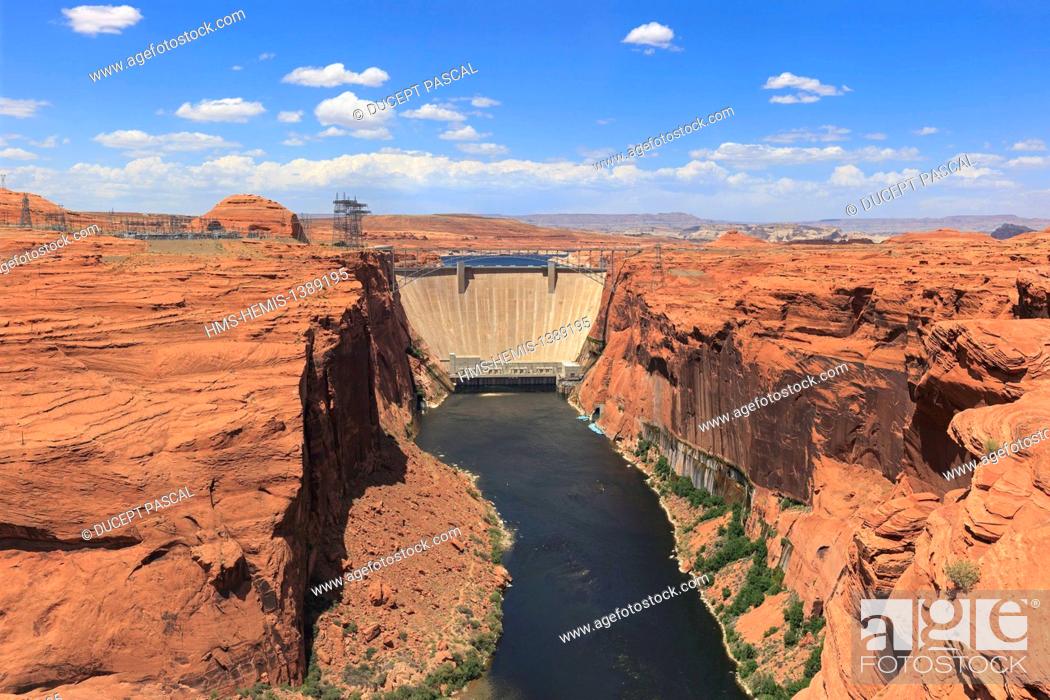 Photo de stock: United States, Arizona, Glen Canyon National Recreation Aera near Page, Colorado river and the Glen Canyon dam with Lake Powell in the background.