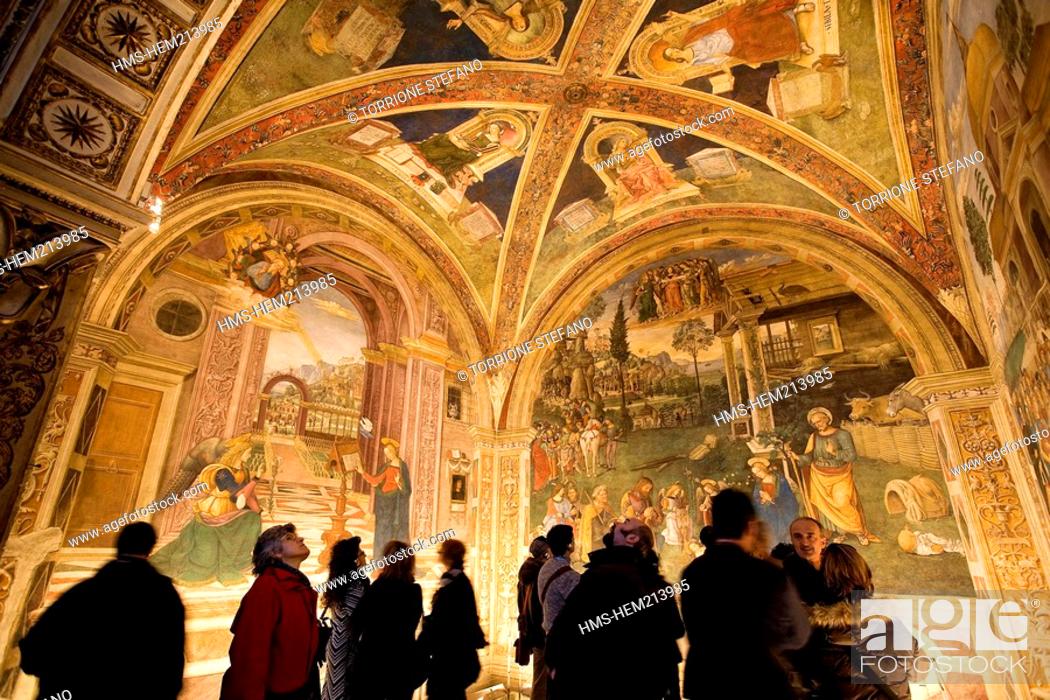 Imagen: Italy, Umbria, Spello, Santa Maria Maggiore church, Baglioni's Chapel with Pintoricchio's frescoes.