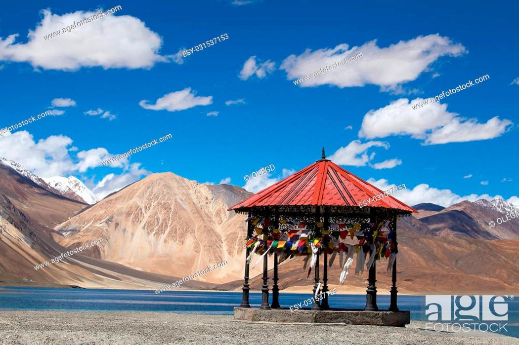 Imagen: The sunny day at Pangong Lake. Pangong Lake, is an endorheic lake in the Himalayas situated at a height of about 4, 350 m (14, 270 ft).