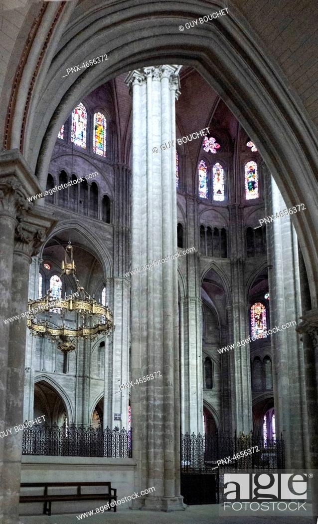 Stock Photo: Europe, France, Cher, Bourges, Saint Etienne cathedral, columna supporting the nave.