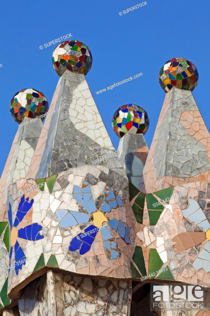 Imagen: Architectural details of rooftop chimneys, Casa Batllo, Barcelona, Catalonia, Spain.