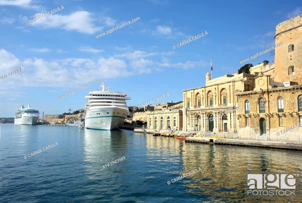 Photo de stock: The Grand Harbour and Cruises. Valletta, Malta.