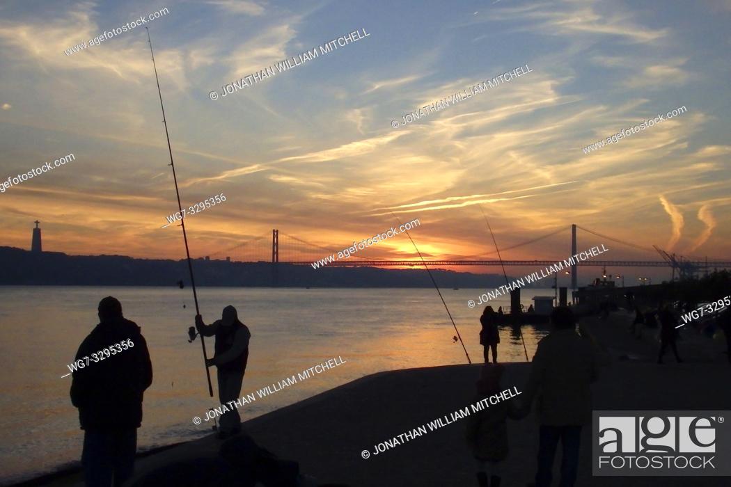 Imagen: PORTUGAL Lisbon -- Dec 2014 -- Fishing on the River Tagus ( River Tejo ) on the Ribera de Naus Lisbon Portugal -- Picture by Jonathan Mitchell/Atlas Photo.