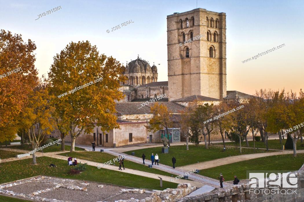 Stock Photo: Cathedral seen from the castle, Zamora city, Zamora Provience, Castile and Leon, Spain, Europe.