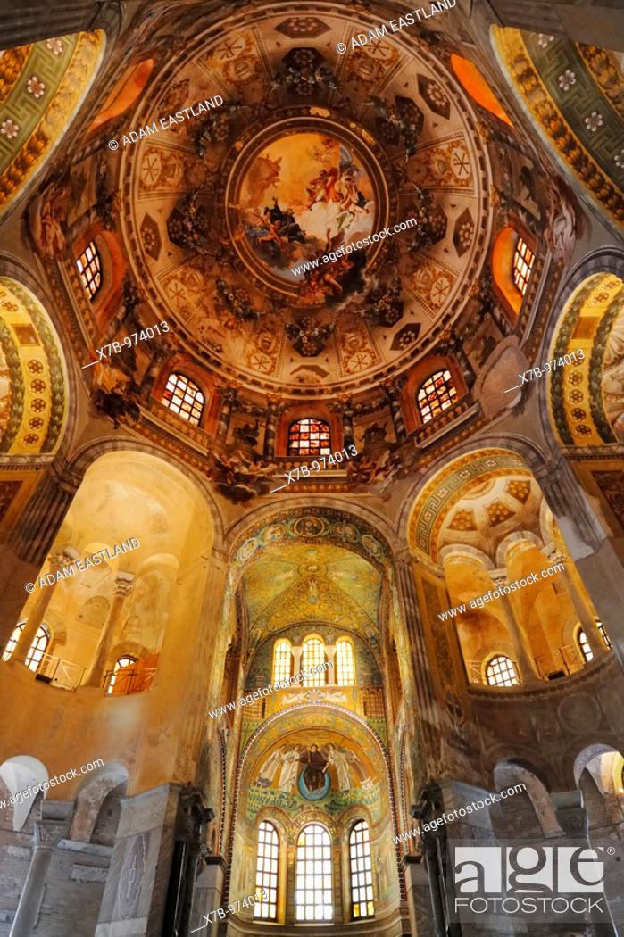 Ravenna, Italy Richly decorated interior of the 6th C Basilica di San Vitale,  Foto de Stock, Imagen Derechos Protegidos Pic. X7B-974013 | agefotostock