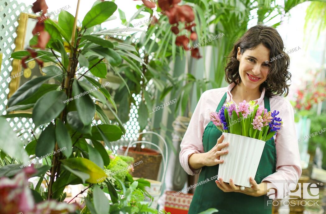 Imagen: Florist in flower shop.