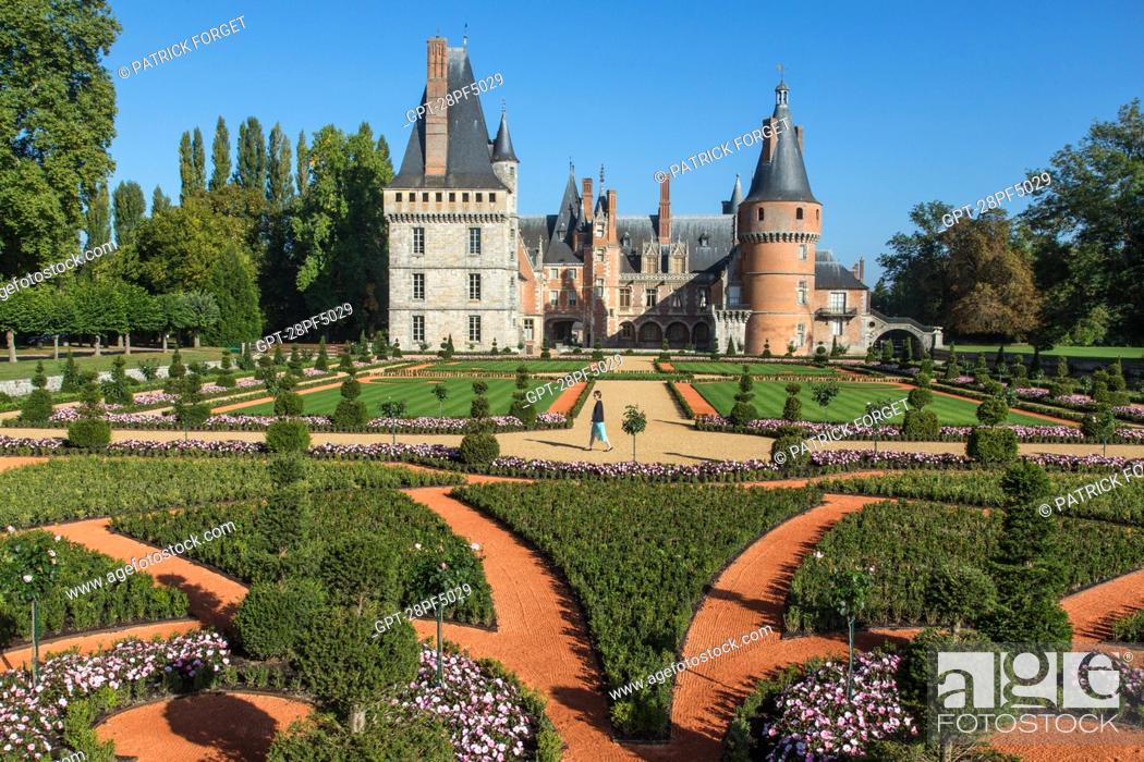 Stock Photo: FRENCH GARDEN CREATED FROM DESIGNS BY ANDRE LE NOTRE, GARDENER TO KING LOUIS XIV, CHATEAU DE MAINTENON,.