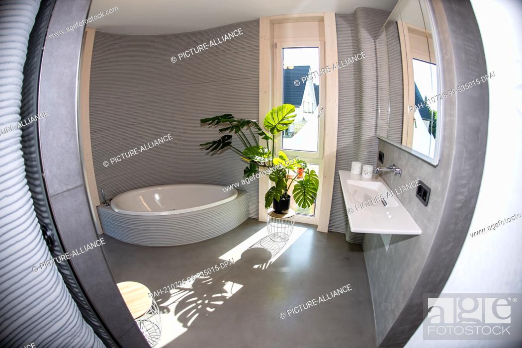 Stock Photo: 26 July 2021, North Rhine-Westphalia, Beckum: In the bathroom of the first 3D printed house, you can see the concrete layers applied by means of a 3D concrete.