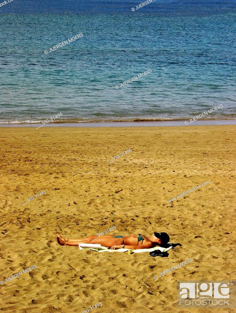 Stock Photo: Young woman lies on the beach of Las Canteras, Gran Canaria. - LAS PALMAS, SPANIEN, 22/12/2001.