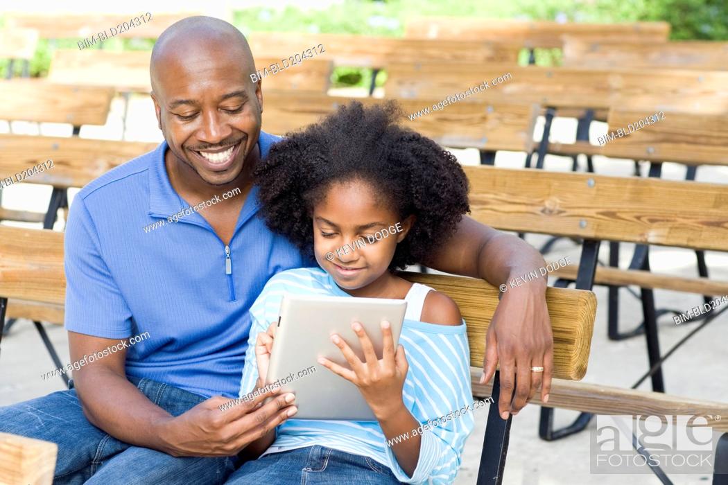 Imagen: Father and daughter using tablet computer.
