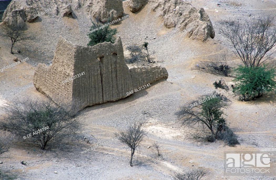 Stock Photo: Fortified structures near the Dhayah Fort, Sur Wadi, Ras al-Khaymah, United Arab Emirates. Islamic civilisation, 16th century.