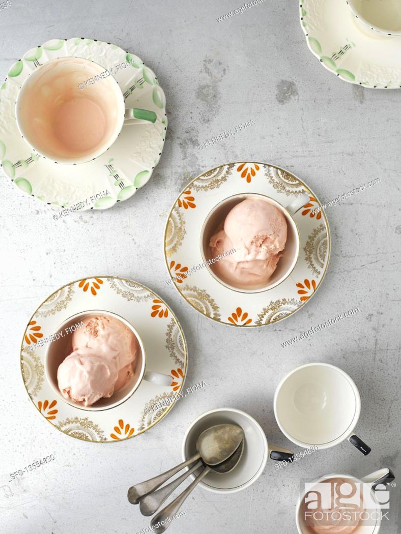 Imagen: Rhubarb ice cream in pretty china cups.