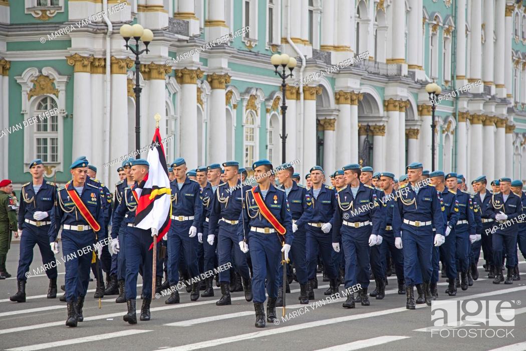 Photo de stock: Military parade of Russian Airborne cadets wearing telnyashkas and blue berets marching in front of the Hermitage in Saint Petersburg, Russia.