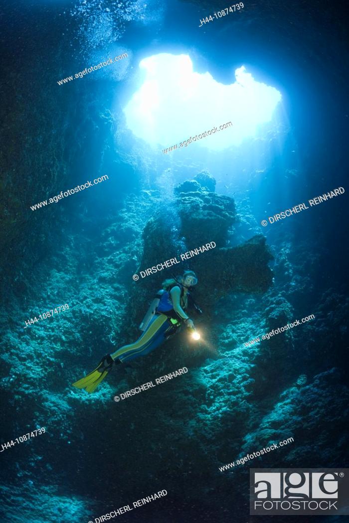 Stock Photo: Taucher in Blue Hole Unterwasser-Höhle, Mikronesien, Palau, Diver in Blue Hole Cave, Micronesia, Palau.