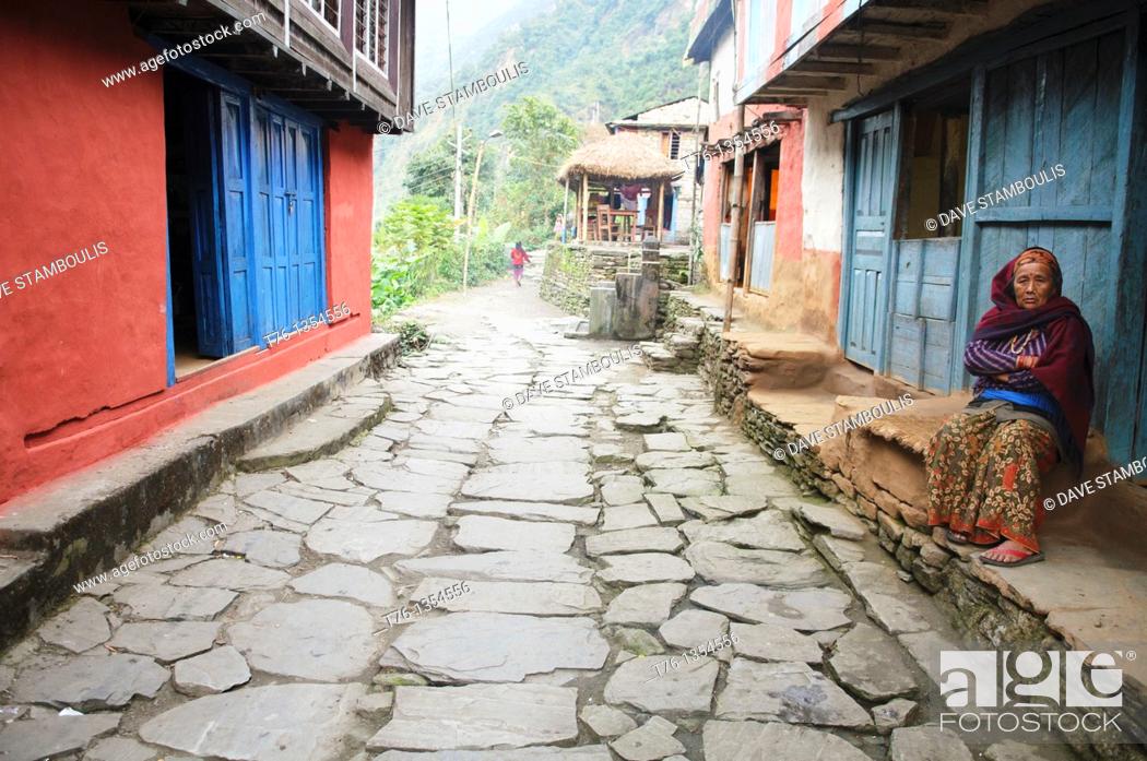 Imagen: the old village of Bulbule along the Marsyangi River in the Annapurna region of Nepal.