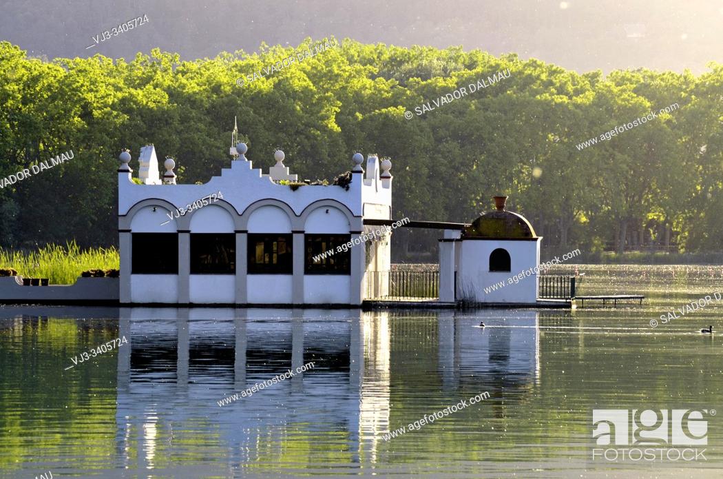 Imagen: fishing cabin on the lake of banyoles, girona, catalonia, spain.