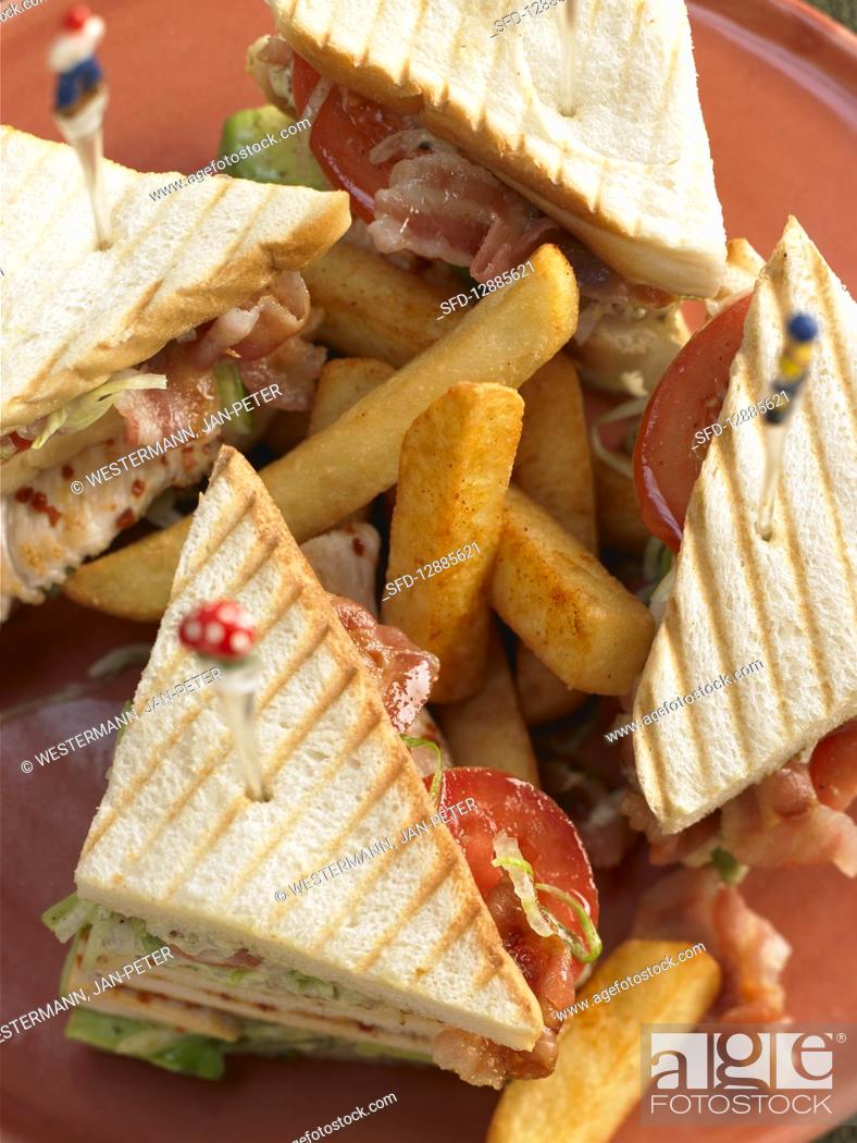 Imagen: Club sandwich with chips.