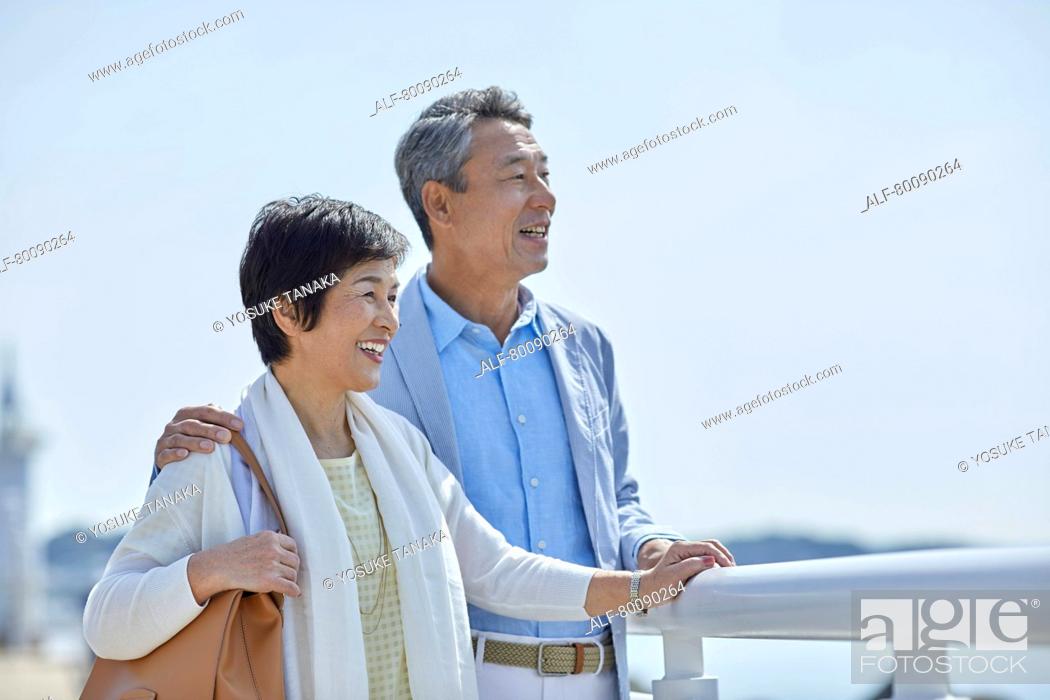 Imagen: Japanese senior couple having fun by the sea.