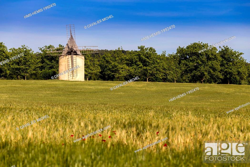 Stock Photo: France, Vaucluse, regional natural reserve of Luberon, Sannes, windmill near a wheatfield.