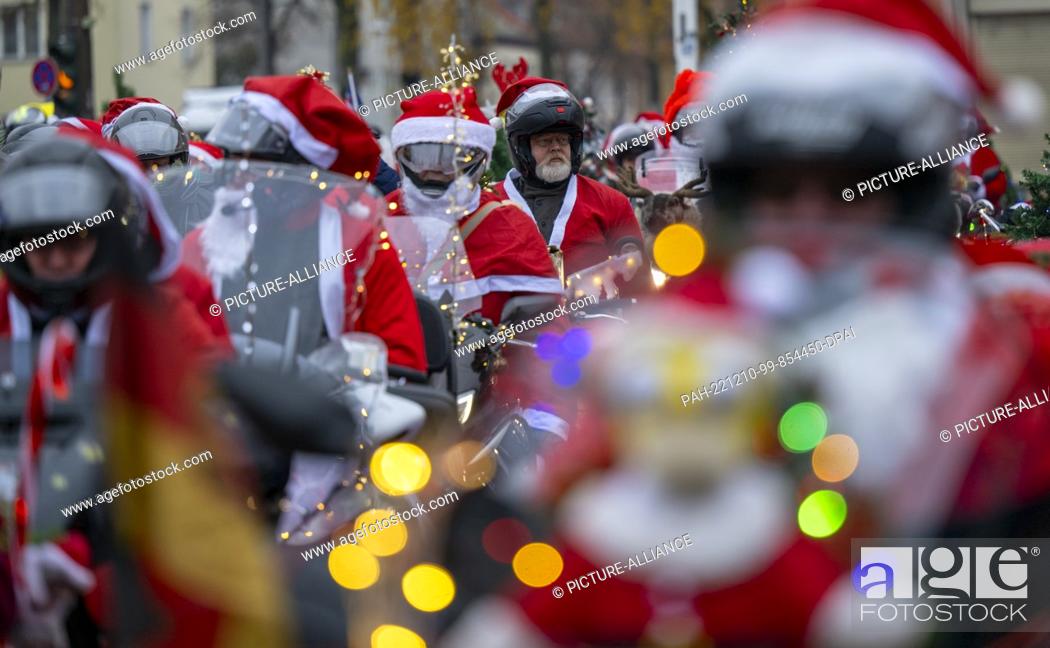 Photo de stock: 10 December 2022, Berlin: Participants of the campaign ""Santa Claus on. Road"" sit on their Christmas-decorated motorcycles shortly before setting off.