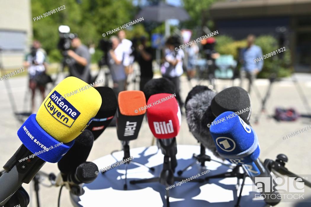 Stock Photo: Microphones are on a bistro table, media representatives and cameramen are in the background. ?. - Essenbach/Bayern/Deutschland.