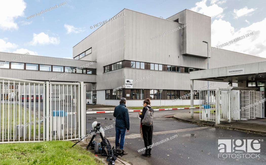Stock Photo: 30 September 2021, Schleswig-Holstein, Itzehoe: View of the building in a commercial area where the Itzehoe Regional Court has set up a branch office to hold.