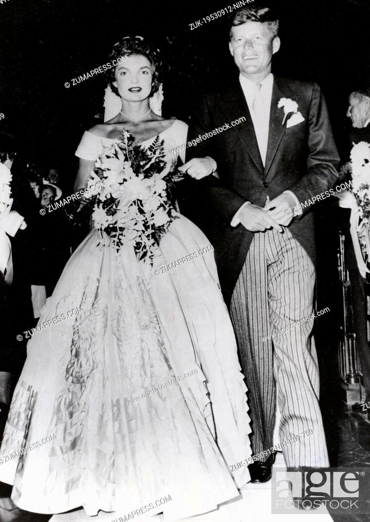 Photo de stock: Sep 12, 1953 - Newport, Rhode Island, USA - Wedding of Jacqueline LEE BOUVIER und John F. KENNEDY. Born into a rich, politically connected Boston family JOHN F.