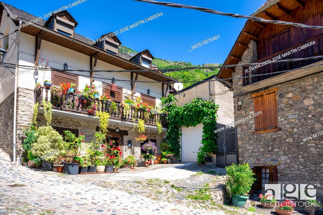 Photo de stock: Streets of the Pyrenean village of Bosost, located in the Aran Valley, Spain.