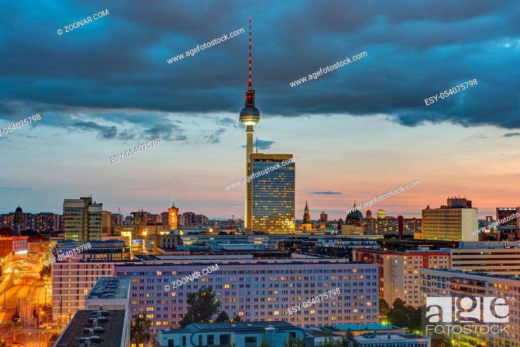 Stock Photo: Downtown Berlin mit dem berühmten Fernsehturm nach Sonnenuntergang.