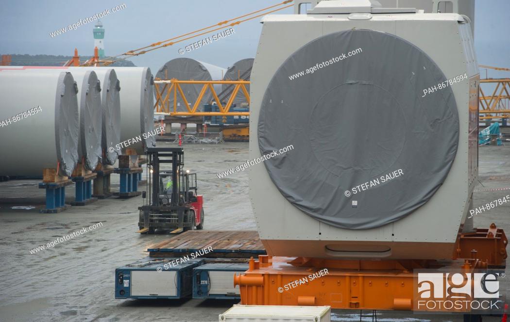Imagen: Components for the Wikinger offshore wind farm are prepared for transport at Sassnitz-Mukran port near Sassnitz, Germany, 19 December 2016.