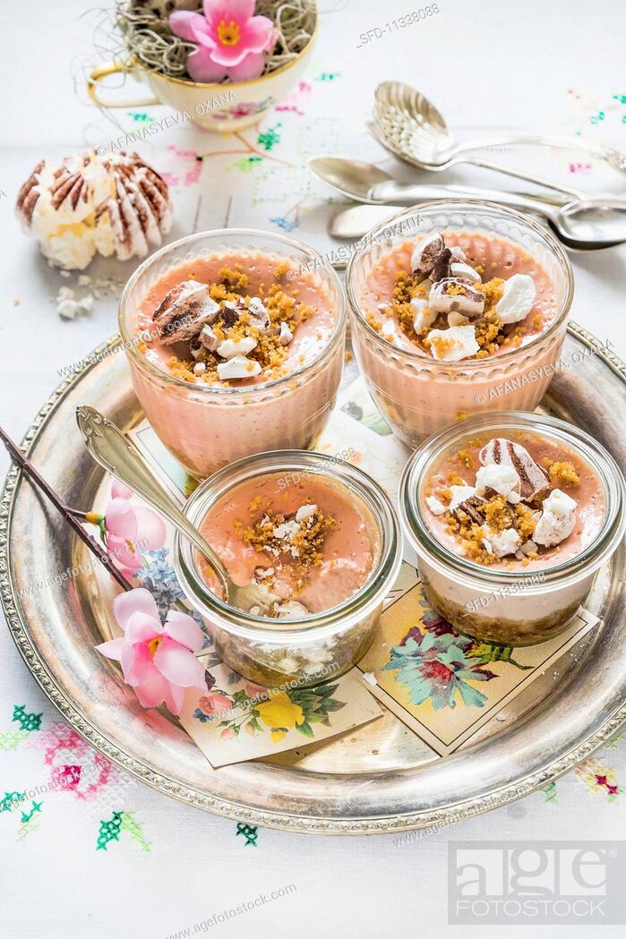 Stock Photo: Mini cheesecakes in glass bowls with strawberries and meringues.