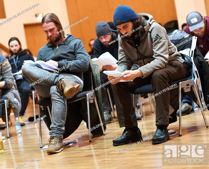 Photo de stock: 06 January 2022, Bavaria, Oberammergau: The two Jesus actors Frederik Mayet (l) and Rochus Rückel follow the text during the reading rehearsal for the 42nd.