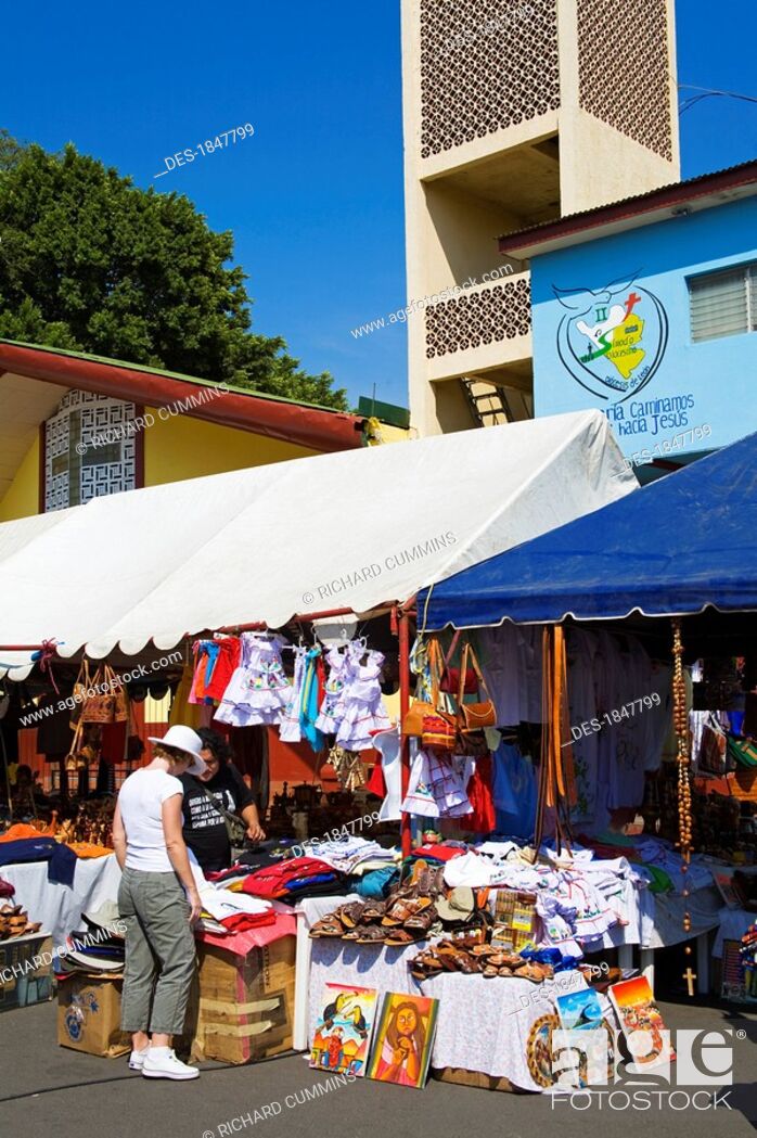 Imagen: Puerto Corinto, Chinandega, Nicaragua, Central America, Shopper in outdoor craft market.