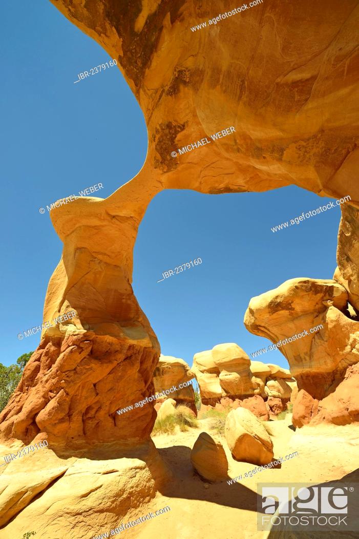 Stock Photo: Metate Arch, natural arch, Devil's Garden, eroded hoodoos and Entrada Sandstone rock formations, Goblins, Hole-In-The-Rock-Road.